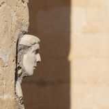 L�espressione � composta, quasi assorta, senza tensioni: trasmette una sensazione di calma e di distacco, tipica di molte figure femminili dell�arte classica. Il mento � piccolo e armonioso, mentre il collo, visibile solo in parte, contribuisce a dare eleganza alla figura